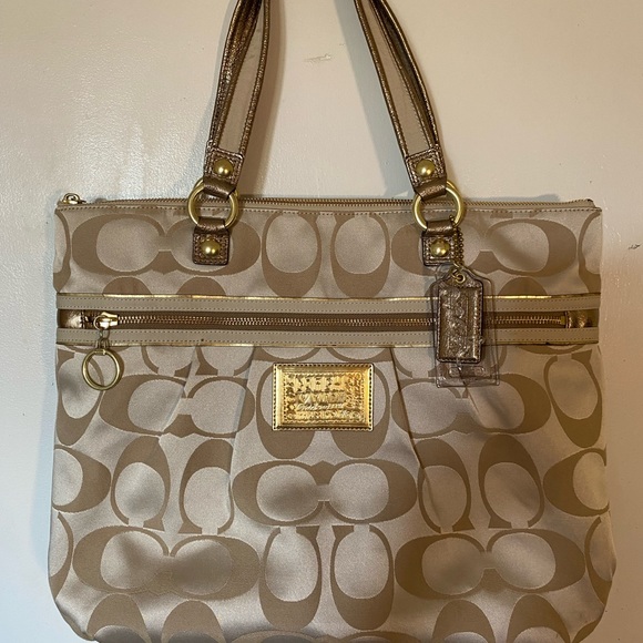 Coach Handbags - EUC Vintage Poppy Coach Large Bag